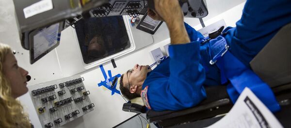 NASA Astronotu Lee Archambault, Boing şirketinin ürettiği CST-100 adlı uzay aracının kontrol ve gösterge panellerinin erişilebilirliğini ve görüş mesafesini test ediyor. CST-100’ün Kasım 2017’de Uluslararası Uzay İstasyonu’na uçuş gerçekleştirmesi planlanıyor. - Sputnik Türkiye