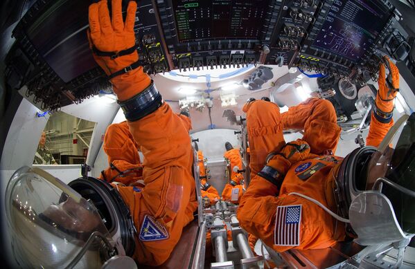 Uzay kıyafetleri içindeki mühendisler NASA’nın Orion uzay aracı içinde 4 mürettebat üyesinin nasıl bir düzen oluşturacaklarını Johnson Uzay Merkezi’nde bulunan modelde uygulamalı olarak gösteriyor. Orion, mürettebatlı ilk uçuşunu 2021 yılında gerçekleştirecek. 2030’lu yıllarda insanların Mars’a gönderilmesi bu uzay aracıyla planlanıyor. - Sputnik Türkiye