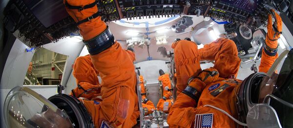 Uzay kıyafetleri içindeki mühendisler NASA’nın Orion uzay aracı içinde 4 mürettebat üyesinin nasıl bir düzen oluşturacaklarını Johnson Uzay Merkezi’nde bulunan modelde uygulamalı olarak gösteriyor. Orion, mürettebatlı ilk uçuşunu 2021 yılında gerçekleştirecek. 2030’lu yıllarda insanların Mars’a gönderilmesi bu uzay aracıyla planlanıyor. - Sputnik Türkiye