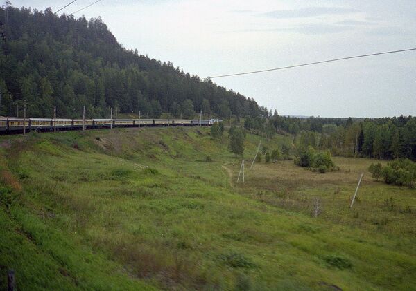 Rusya boyunca uzanan Trans Sibirya tren yolu, 9 bin 289 kilometrelik yolculuk hattıyla dünyanın en uzunu. Moskova’dan başlayan bu tren yolu, Asya içinde ilerliyor ve Vladivostok limanında sona eriyor. Yolculuk, ilk duraktan son durağa toplamda 152 saat 27 dakika sürüyor. 1916 yılında inşa edilen yol, zaman içinde uzatılıyor. - Sputnik Türkiye
