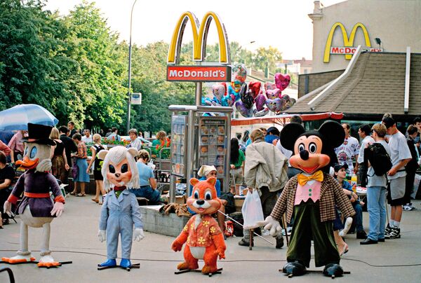 Rusya’nın başkenti Moskova’daki 700 kişilik McDonald’s dünyanın en büyüğü. Bu restoran açılışının yapıldığı 31 Ocak 1990 tarihinde 30 binden fazla müşteriye hizmet vererek bir rekor kırmıştı. - Sputnik Türkiye