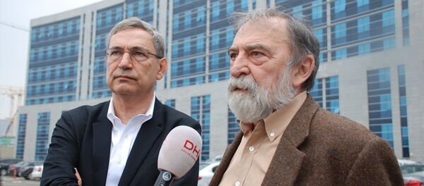 Yazar Murat Belge'nin (sağda), Taraf gazetesinde yayınlanan bir yazısında Cumhurbaşkanı Recep Tayyip Erdoğan'a hakaret ettiği iddiasıyla 4 yıla kadar hapis cezası istemiyle yargılanmasına başlandı. Belge, duruşmayı izleyen yazar Orhan Pamuk ile birlikte gazetecilere açıklama yaptı. - Sputnik Türkiye