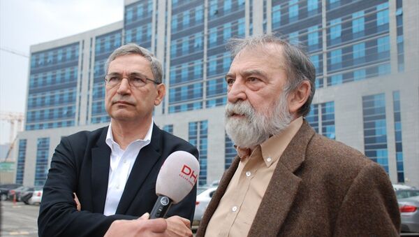 Yazar Murat Belge'nin (sağda), Taraf gazetesinde yayınlanan bir yazısında Cumhurbaşkanı Recep Tayyip Erdoğan'a hakaret ettiği iddiasıyla 4 yıla kadar hapis cezası istemiyle yargılanmasına başlandı. Belge, duruşmayı izleyen yazar Orhan Pamuk ile birlikte gazetecilere açıklama yaptı. - Sputnik Türkiye