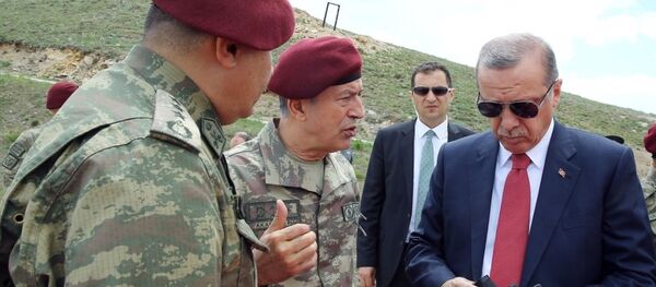 Cumhurbaşkanı Recep Tayyip Erdoğan Özel Kuvvetler Komutanlığı'nı ziyaret etti. Cumhurbaşkanı Erdoğan, Genelkurmay Başkanı Orgeneral Hulusi Akar'dan bilgi aldı. - Sputnik Türkiye