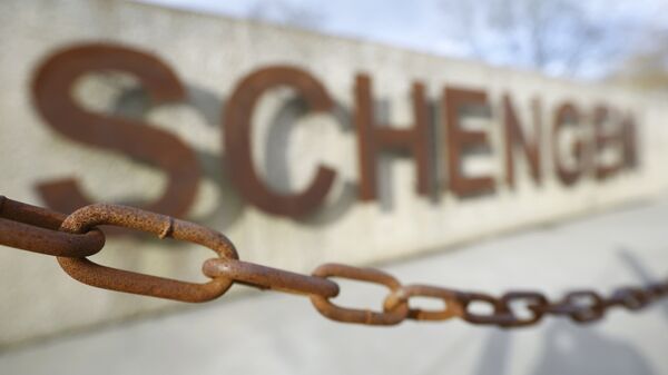 A rusty chain hangs in front of the quay of the small Luxembourg village of Schengen at the banks of the river Moselle January 27, 2016. - Sputnik Türkiye