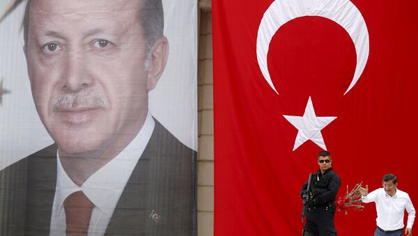 Başbakan Ahmet Davutoğlu, Recep Tayyip Erdoğan'ın posterinin önünde. - Sputnik Türkiye