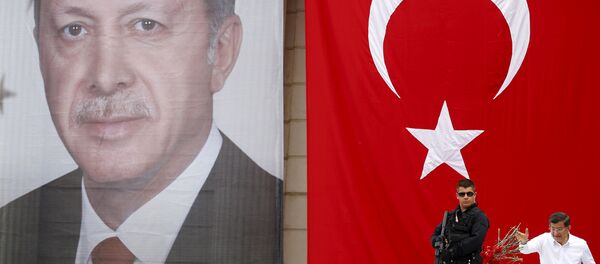 Başbakan Ahmet Davutoğlu, Recep Tayyip Erdoğan'ın posterinin önünde. - Sputnik Türkiye