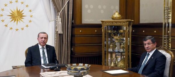 Cumhurbaşkanı Recep Tayyip Erdoğan, Cumhurbaşkanlığı Külliyesi'nde Başbakan Ahmet Davutoğlu'nu kabul etti. - Sputnik Türkiye