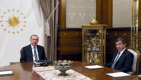 Cumhurbaşkanı Recep Tayyip Erdoğan, Cumhurbaşkanlığı Külliyesi'nde Başbakan Ahmet Davutoğlu'nu kabul etti. - Sputnik Türkiye