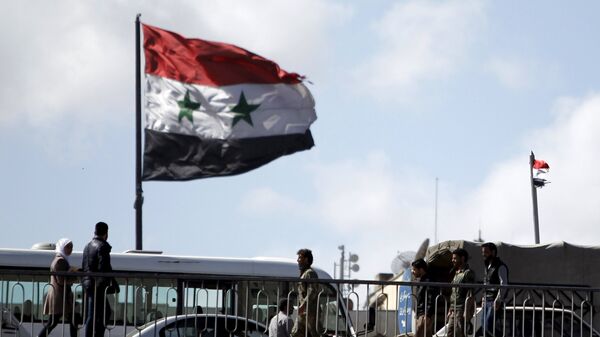 People walk near a Syrian national flag at the President bridge in Damascus, Syria March 14, 2016 - Sputnik Türkiye