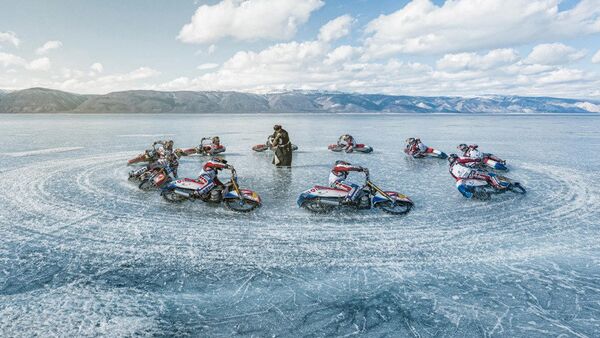 Dünya Buz Pisti yarışlarında iki kez şampiyon olan Rus yarışçı Daniil İvanov, dünyanın en derin gölü olan Sibirya’daki Baykal gölü üzerinde motosikletiyle hünerlerini gösterdi. - Sputnik Türkiye