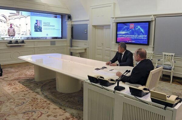 Rusya Devlet Başkanı Vladimir Putin, IŞİD'den kurtarılan Palmira'da terörle mücadelede hayatını kaybedenler anısına yapılan tarihi konsere video-konferans yoluyla bağlandı. - Sputnik Türkiye