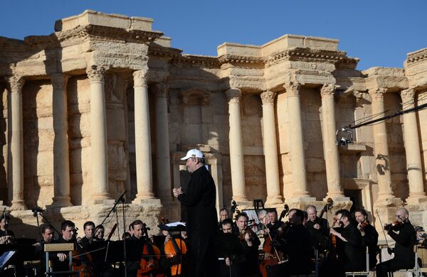 Rusya'nın ünlü Mariinskiy Tiyatro Orkestrası, Palmira'daki tarihi amfitiyatroda bir konser verdi. - Sputnik Türkiye