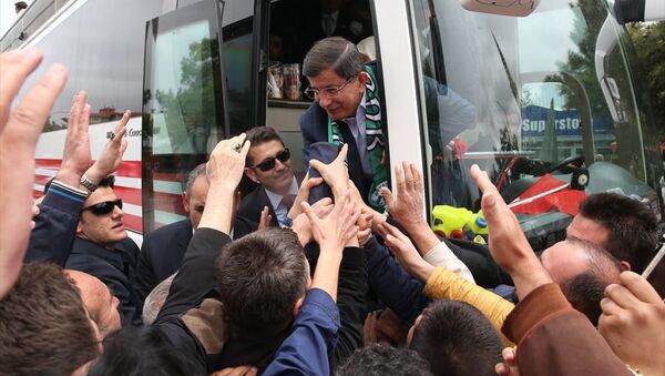 Başbakan Ahmet Davutoğlu, memleketi Konya’da çok sayıda vatandaş tarafından karşılandı. - Sputnik Türkiye