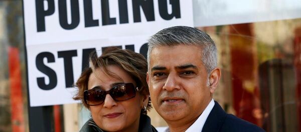 Müslüman Londra Belediye Başkan adayı Sadiq Khan ve eşi Saadiya - Sputnik Türkiye