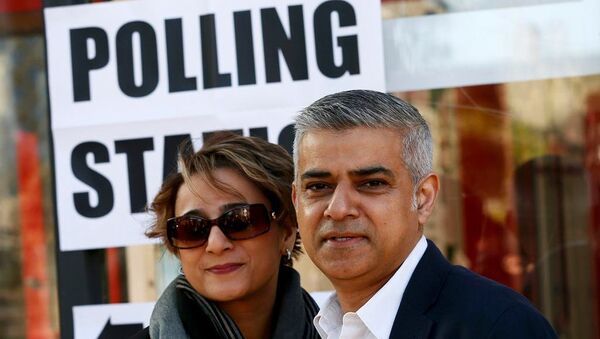 Müslüman Londra Belediye Başkan adayı Sadiq Khan ve eşi Saadiya - Sputnik Türkiye