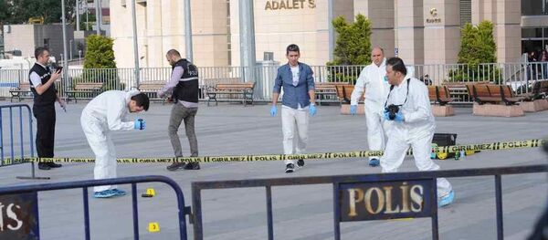 Cumhuriyet Gazetesi Genel Yayın Yönetmeni Can Dündar'a Çağlayan'daki İstanbul Adliyesi'nde silahlı saldırı girişiminde bulunuldu. Cumhuriyet Gazetesi Genel Yayın Yönetmeni Can Dündar'a Çağlayan'daki İstanbul Adliyesi'nde silahlı saldırı girişiminde bulunuldu. - Sputnik Türkiye