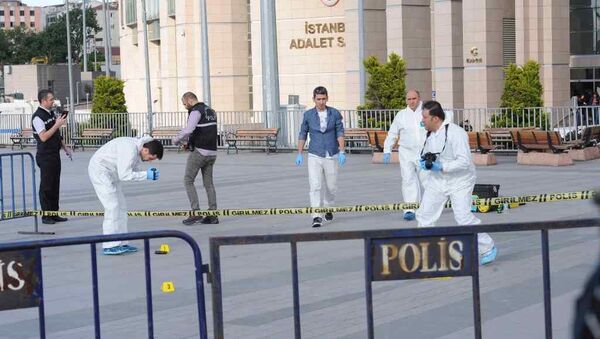 Cumhuriyet Gazetesi Genel Yayın Yönetmeni Can Dündar'a Çağlayan'daki İstanbul Adliyesi'nde silahlı saldırı girişiminde bulunuldu. - Sputnik Türkiye