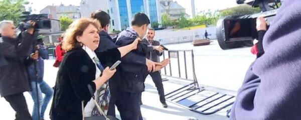 Can Dündar'ın eşi Dilek Dündar silahlı saldırı girişiminde bulunan kişinin yakından tutarak kaçmasını engellemeye çalıştı. - Sputnik Türkiye