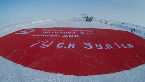 'Zafer pankartı’nın en büyük kopyası Kuzey Kutbu’nda - Sputnik Türkiye