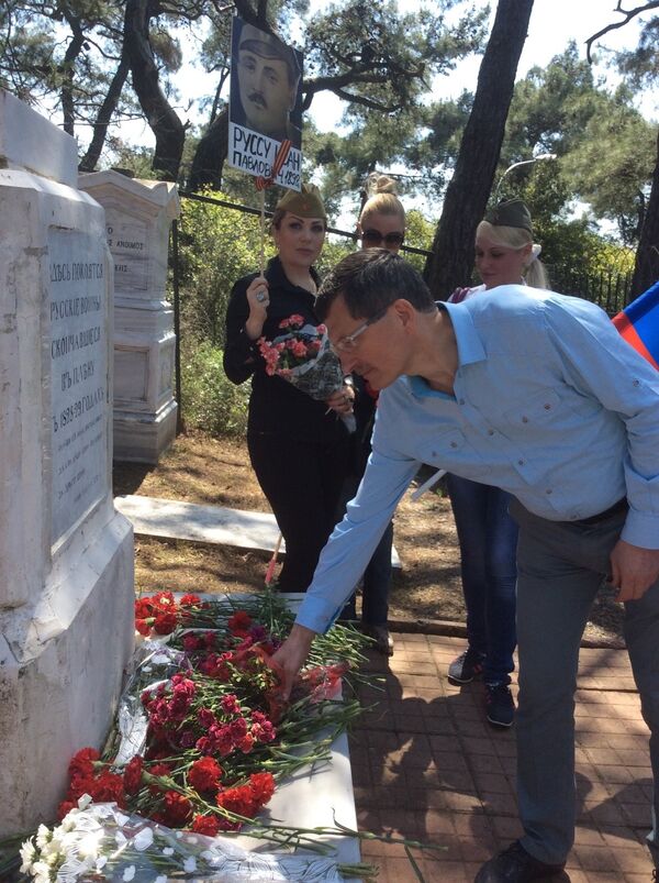 Rusya İstanbul Başkonsolosu  Andrey Podyelışev, Heybeliada'daki Rus Subayları Anıtı'na çiçek bıraktı. - Sputnik Türkiye