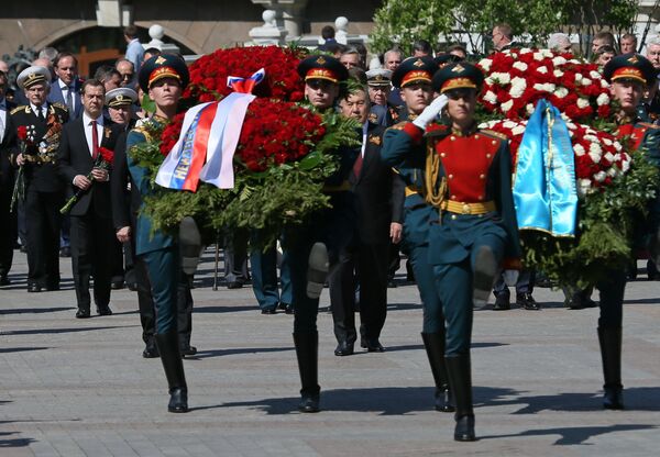 Rusya Devlet Başkanı Vladimir Putin ve Başbakanı Dmitriy Medvedev, Meçhul Asker Anıtı önüne çiçek bıraktı. - Sputnik Türkiye