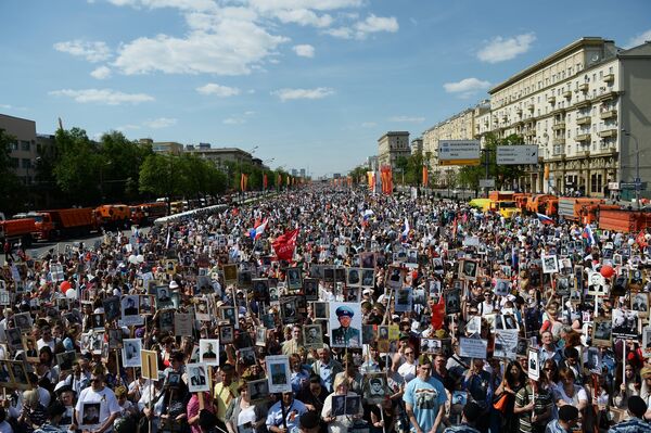 Moskova'da Zafer Günü'nde Ölümsüz Alay yürüyüşü - Sputnik Türkiye