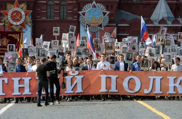Rusya lideri Vladimir Putin 'Ölümsüz Alay' yürüyüşünde, İkinci Dünya Savaşı'nda mücadele eden babasının fotoğrafını taşıdı. / 2016 - Sputnik Türkiye