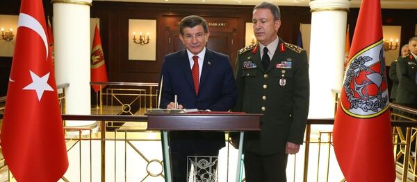 Başbakan Ahmet Davutoğlu, Genelkurmay Başkanı Orgeneral Hulusi Akar'ı Genelkurmay Başkanlığı'nda ziyaret etti. Davutoğlu, Genelkurmay Başkanlığı özel defterini imzaladı. - Sputnik Türkiye