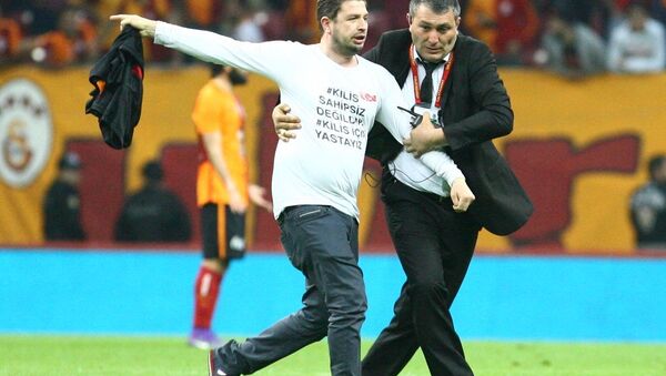 Galatasaray ile Beşiktaş arasında dün akşam oynanan derbi karşılaşmasında sahaya girerek tartışmalara neden olan Kilisli Ahmet Köse Canarslan o anları anlattı. - Sputnik Türkiye