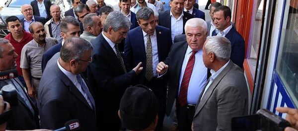 Öztürk Yılmaz’ın başkanlığında, İstanbul Milletvekili Dursun Çiçek, Gaziantep milletvekilleri Akif Ekici ve Mehmet Gökdağ, Hatay milletvekilleri Birol Ertem ve Serkan Topal'dan oluşan CHP heyeti, IŞİD tarafından Suriye'den atılan roketlerin hedefi olan Kilis'te incelemelerde bulundu. - Sputnik Türkiye