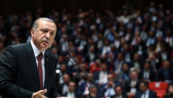 Cumhurbaşkanı Recep Tayyip Erdoğan, TOBB İkiz Kuleler'de yapılan 'TOBB 72. Genel Kurul Hizmet Şeref Belgesi ve Plaket Töreni'ne katılarak bir konuşma yaptı. - Sputnik Türkiye