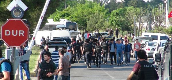 Patlamanın şiddetiyle polis servis aracının yanı sıra çevredeki binalar ve araçlar hasar gördü. Patlamanın şiddetiyle polis servis aracının yanı sıra çevredeki binalar ve araçlar hasar gördü. - Sputnik Türkiye