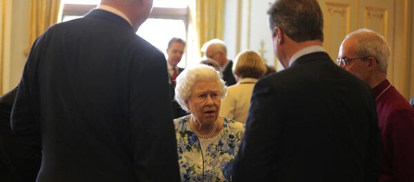 İngiltere Başbakanı David Cameron’un, Afganistan ve Nijerya’nın ‘yolsuzlukla mücadelesiyle’ ilgili Kraliçe Elizabeth’e yaptığı yorumlar, mikrofonlara yansıdı. - Sputnik Türkiye