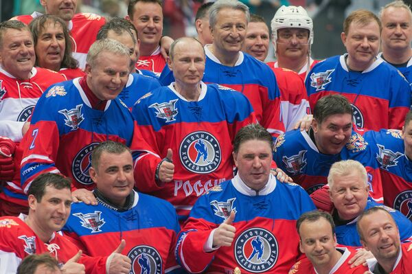 Putin, Gece Hokey Ligi'nin açılış maçında 11 numaralı formasıyla buz rinkine çıktı. - Sputnik Türkiye