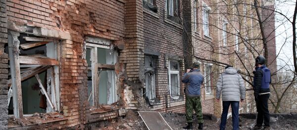 Journalists stand in front of a hospital destroyed after shelling between Ukrainian forces and pro-Russian separatists in the eastern Ukrainian city of Donetsk - Sputnik Türkiye