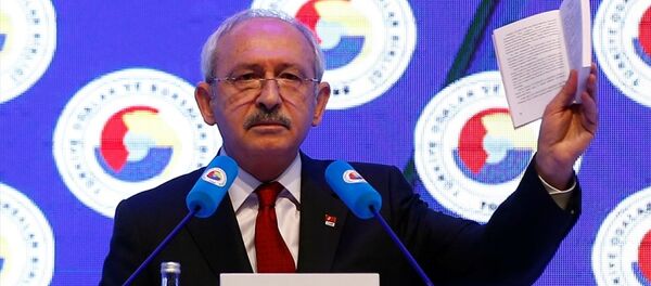 Türkiye Odalar ve Borsalar Birliği (TOBB)'un 72. Genel Kurulu, TOBB Ekonomi ve Teknoloji Üniversitesinde gerçekleştirildi. CHP Genel Başkanı Kemal Kılıçdaroğlu, Anayasa kitabından ilk dört maddeyi okudu. - Sputnik Türkiye