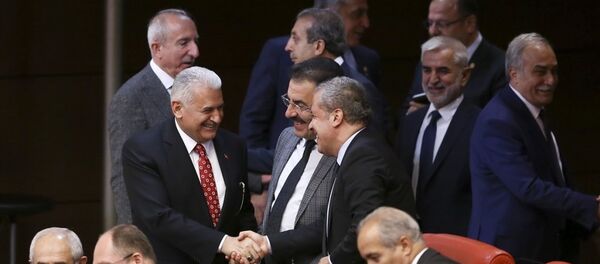 Ulaştırma Denizcilik ve Haberleşme Bakanı Binali Yıldırım (solda), TBMM Genel Kurul çalışmalarına katıldı. Yıldırım, AK Parti Milletvekilleri ile bir süre sohbet etti. - Sputnik Türkiye