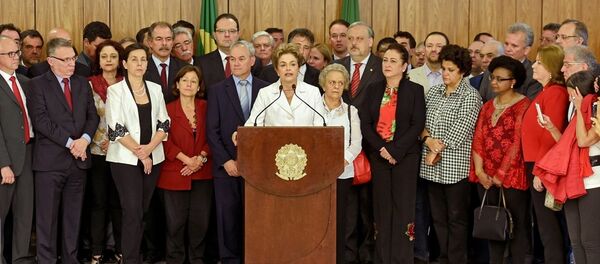Görevden azline karar verilen Brezilya Devlet Başkanı Dilma Rousseff, kararı darbe olarak niteledi. - Sputnik Türkiye