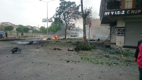 Sancaktepe'de askeri servis aracının geçişi sırasında park halindeki bir araçta patlama meydana geldi. - Sputnik Türkiye