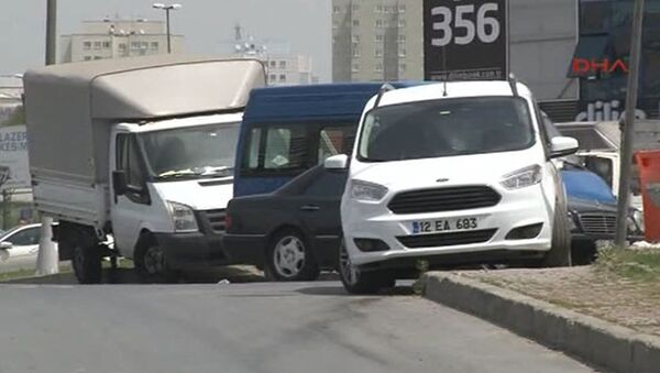 Sancaktepe'de dün yapılan bombalı saldırının ardından polisin bombalı olduğu şüphesiyle aradığı 12 EA 683 plakalı beyaz renkli hafif ticari bir araç, Zeytinburnu'nda bulundu. - Sputnik Türkiye