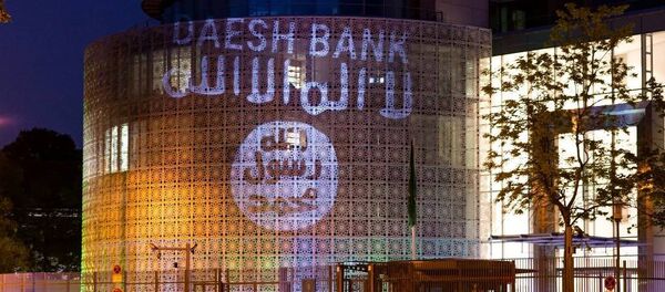 Almanya’da bir grup sanatçı, Berlin’deki Suudi Arabistan Büyükelçiliği’nin duvarlarına IŞİD bayrağı ve ‘IŞİD Bankası’ yazısı yansıttı. - Sputnik Türkiye