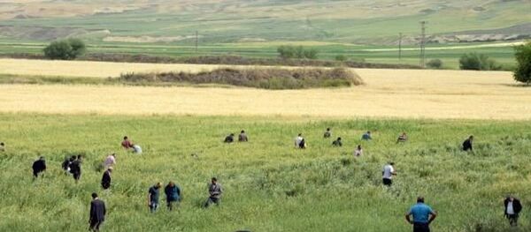 Diyarbakır’ın merkez Sur İlçesi Dürümlü Mezrası'nda 4 kişinin öldüğü 23 kişinin yaralandığı PKK'lıların 15 ton bomba yüklü kamyonu infilak ettirdiği olayda kaybolan 13 kişiyle ilgili soruşturma sürüyor. - Sputnik Türkiye