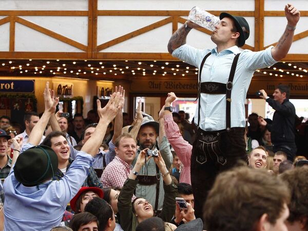 Almanya’nın Münih kentinde her yıl 16 gün süren festivallerin gözbebeği Oktoberfest’te geleneksel Bavyera kıyafetleri içindeki 6 milyon kişinin arasında varil varil Alman birası içebilirsiniz. - Sputnik Türkiye