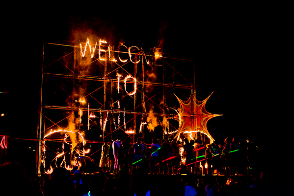 Tayland’ın Koh Phangan adasında dolunay gecelerinde yapılan vahşi ‘Dolunay Partisi’nde katılımcılar dans etmek ve ateşten atlamak için ellerinde içkileriyle kumsalda buluşuyor. - Sputnik Türkiye