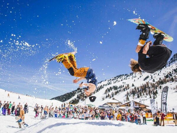 Avusturya’nın Mayrhofen kasabasında düzenlenen haftalık snowboard festivali dağ zirvesinde kayak yaparken dünyaca ünlü DJ’leri dinlemek isteyenler için birebir. - Sputnik Türkiye