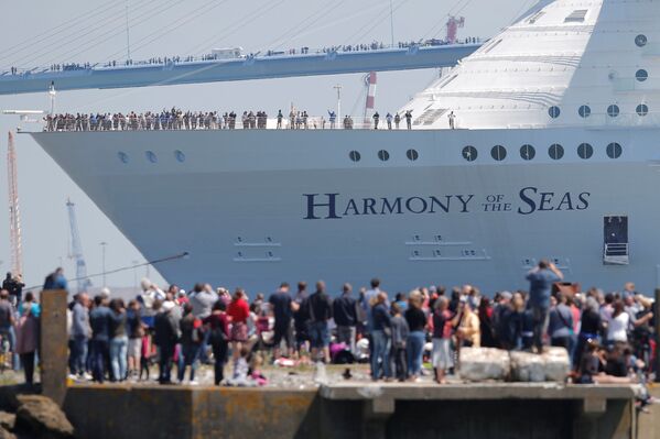 'Harmony of the Seas' yolcu gemisi sulara indi - Sputnik Türkiye