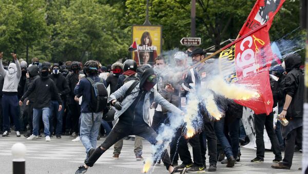 Çalışma yasasını protesto eden Parisliler polisle çatıştı. - Sputnik Türkiye