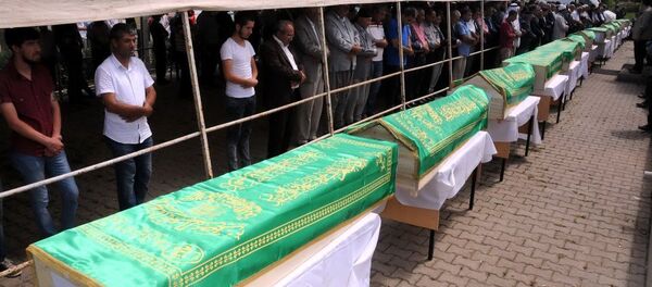 Diyarbakır'ın merkez Sur ilçesi kırsal alandaki Tanışık Mahallesi Dürümlü Mezrası'nda PKK'ya ait 15 ton patlayıcı yüklü kamyonun patlaması sonucu kaybolan, çevreye yayılan ceset parçalarında yapılan DNA incelemesi sonucu patlamada öldükleri belirlenen 13 kişi için bugün toplu cenaze töreni düzenlendi. - Sputnik Türkiye