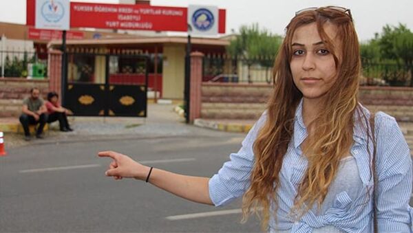 Aydın'ın Nazilli ilçesinde, 20 yaşındaki üniversite öğrencisi Pınar Çetinkaya'nın ailesiyle Kürtçe konuştuğu için bursu kesilip, yurttan atıldığı iddia edildi. - Sputnik Türkiye